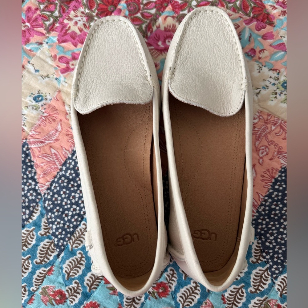 UGG Women's Cream driving loafer NEW size 8 Flores slip on Moccasin leather